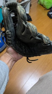 悪い例：グローブをつぶして握っている