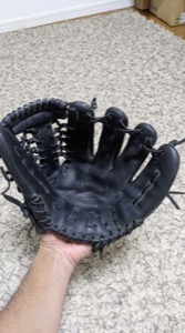 グローブを大きく開く様子