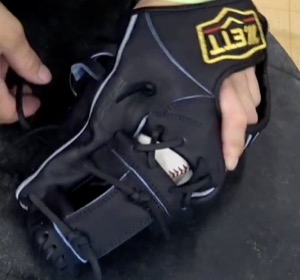 グローブの型を作る様子