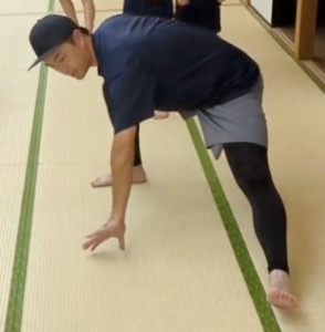 バックハンドの捕球姿勢